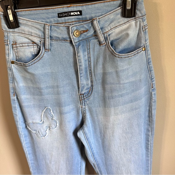 Fashion Nova Light Blue Super Flare Butterfly’s Denim jeans size 3 - Picture 2 of 8